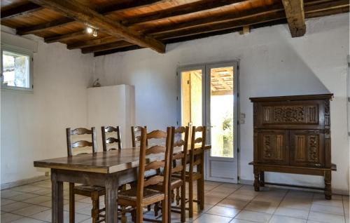 Beautiful home in Gaujacq with Outdoor swimming pool, 5 Bedrooms and WiFi