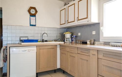 Beautiful home in Gaujacq with Outdoor swimming pool, 5 Bedrooms and WiFi