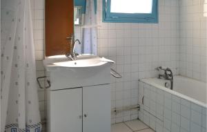 Beautiful home in Gaujacq with Outdoor swimming pool, 5 Bedrooms and WiFi