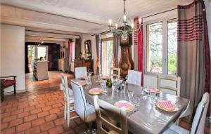 Beautiful home in Goult with 5 Bedrooms, Private swimming pool and Outdoor swimming pool