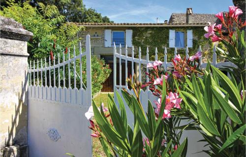 Beautiful home in Grignan with WiFi and Outdoor swimming pool