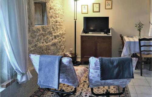 Beautiful home in Grignan with WiFi and Outdoor swimming pool