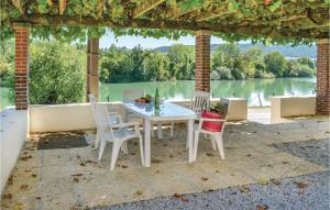 Beautiful home in Jaulgonne with 4 Bedrooms and WiFi