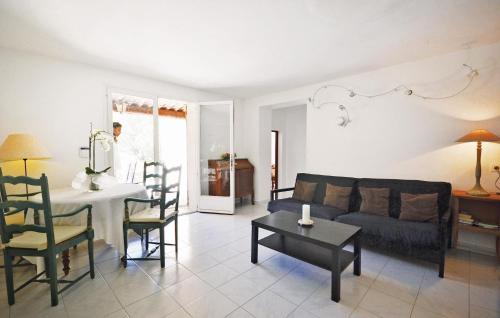 Beautiful home in Joucas with 2 Bedrooms, WiFi and Outdoor swimming pool