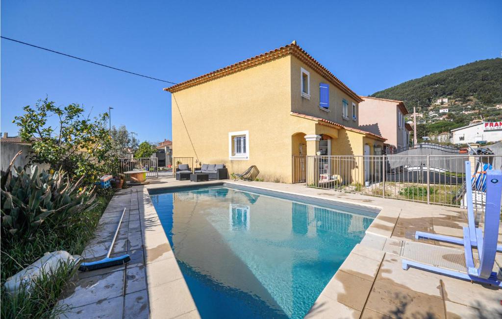 Maison de vacances Beautiful home in La Farlede with 2 Bedrooms, WiFi and Outdoor swimming pool  83210 La Farlède