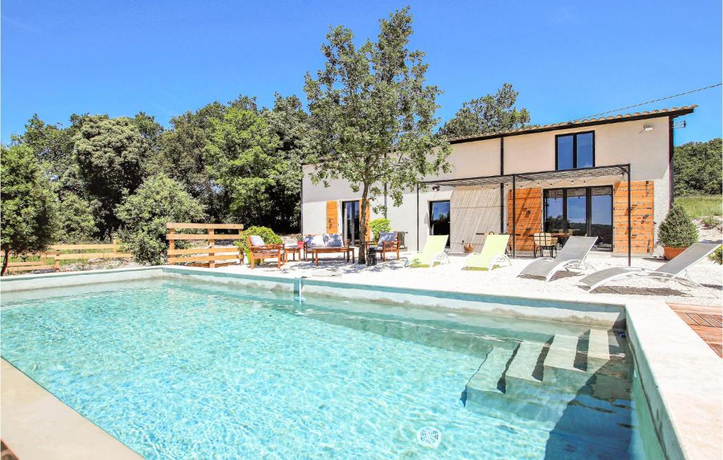 Beautiful home in La Garde Adhmar with WiFi, Private swimming pool and Outdoor swimming pool , 26700 La Garde-Adhémar