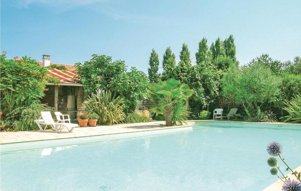 Beautiful home in La Jonchere with WiFi, Outdoor swimming pool and Heated swimming pool , 85540 La Jonchère