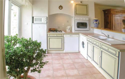 Beautiful home in La Jonchere with WiFi, Outdoor swimming pool and Heated swimming pool