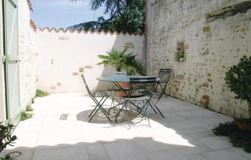 Beautiful home in La Jonchere with WiFi, Outdoor swimming pool and Heated swimming pool