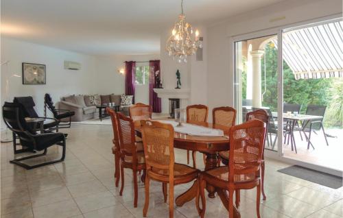 Beautiful home in Lamalou les Bains with WiFi, Private swimming pool and Outdoor swimming pool