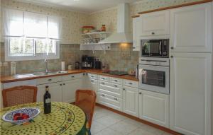 Beautiful home in Lamalou les Bains with WiFi, Private swimming pool and Outdoor swimming pool