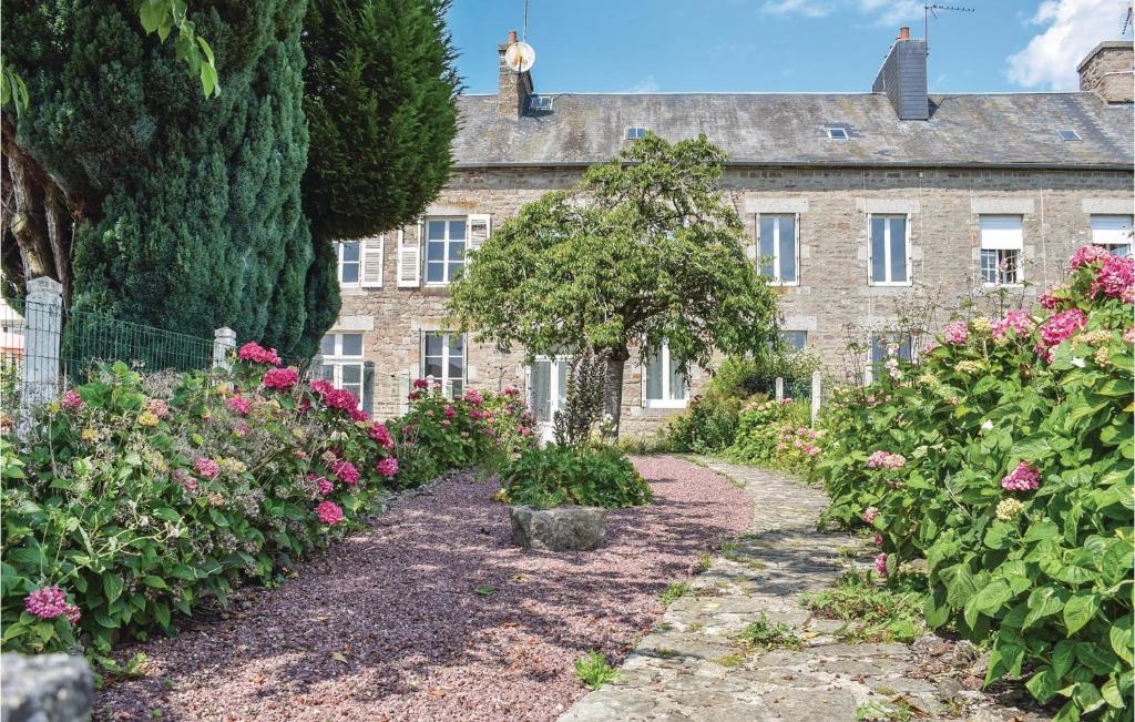 Beautiful home in Le Beny Bocage with 2 Bedrooms and WiFi , 14350 Le Bény-Bocage