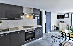 Beautiful home in Les Angles with 3 Bedrooms, WiFi and Outdoor swimming pool