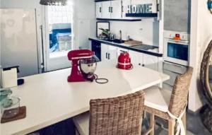 Beautiful home in Les Angles with Outdoor swimming pool, WiFi and 4 Bedrooms