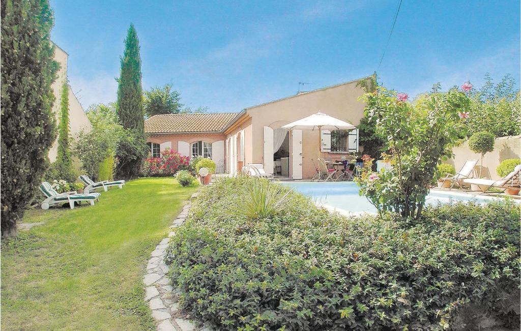 Beautiful home in LIsle sur la Sorgue with 2 Bedrooms, Private swimming pool and Outdoor swimming pool , 84800 LʼIsle-sur-la-Sorgue