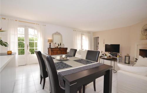 Beautiful home in LIsle sur la Sorgue with 2 Bedrooms, Private swimming pool and Outdoor swimming pool