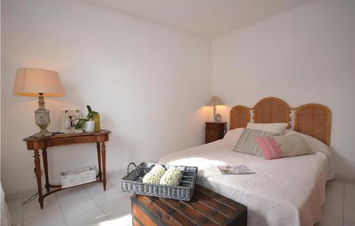 Beautiful home in LIsle sur la Sorgue with 2 Bedrooms, Private swimming pool and Outdoor swimming pool