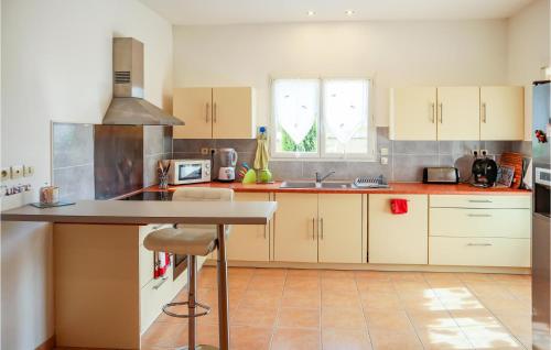 Beautiful home in lIsle-sur-la-Sorgue with 3 Bedrooms