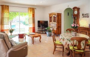 Beautiful home in lIsle-sur-la-Sorgue with 3 Bedrooms