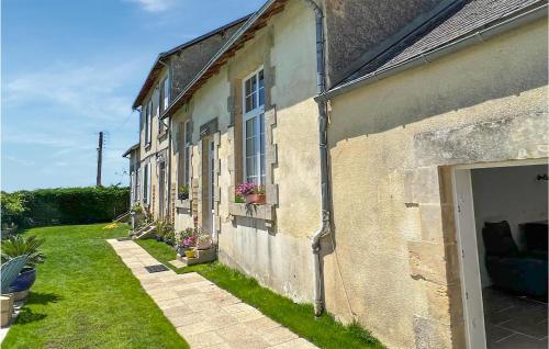 Beautiful home in Loge Fougereuse with WiFi, Heated swimming pool and Private swimming pool