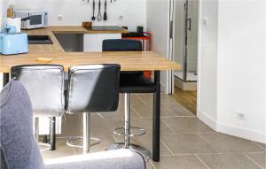 Beautiful home in Loge Fougereuse with WiFi, Heated swimming pool and Private swimming pool