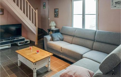 Beautiful home in Longvilliers with WiFi and 5 Bedrooms