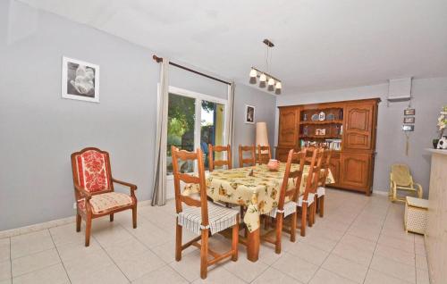 Beautiful home in Mazan with 3 Bedrooms and Outdoor swimming pool