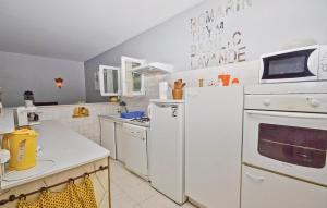 Beautiful home in Mazan with 3 Bedrooms and Outdoor swimming pool
