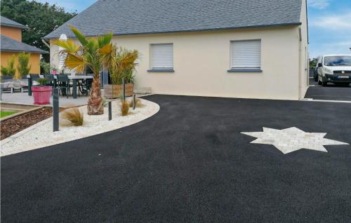 Beautiful home in Milizac with 3 Bedrooms and WiFi