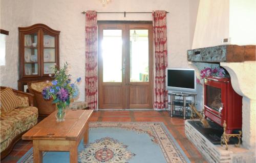 Beautiful home in Montaut with Outdoor swimming pool, WiFi and 3 Bedrooms