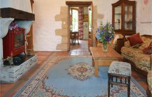 Beautiful home in Montaut with Outdoor swimming pool, WiFi and 3 Bedrooms