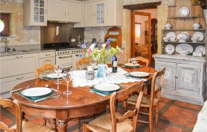 Beautiful home in Montaut with Outdoor swimming pool, WiFi and 3 Bedrooms