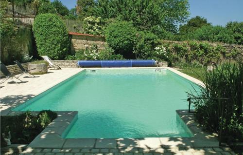 Beautiful home in Montreal with 3 Bedrooms, WiFi and Outdoor swimming pool
