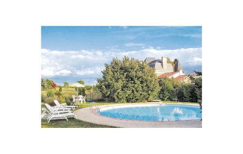Beautiful home in Mouterre-Silly with WiFi, Private swimming pool and Outdoor swimming pool
