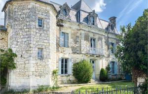 Beautiful home in Mouterre-Silly with WiFi, Private swimming pool and Outdoor swimming pool