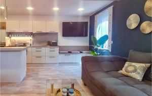 Beautiful home in Neuhaus a,R, OT Steinh with WiFi and 2 Bedrooms
