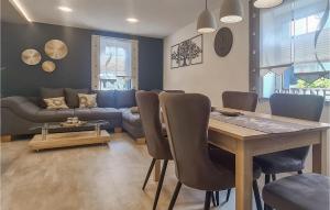 Beautiful home in Neuhaus a,R, OT Steinh with WiFi and 2 Bedrooms