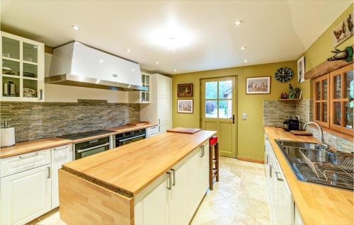 Beautiful home in Nouan-le-Fuzelier with WiFi and 3 Bedrooms