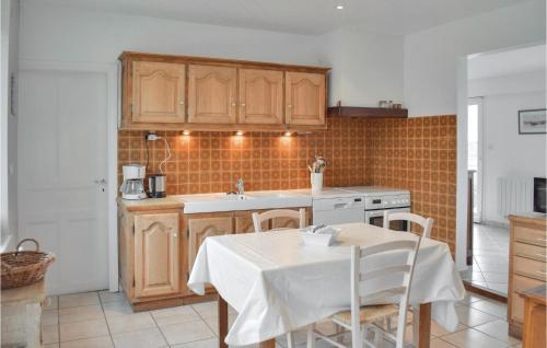 Beautiful home in Penvenan with 3 Bedrooms and Internet
