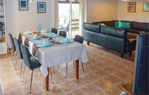 Beautiful home in Pierrerue with 3 Bedrooms, Private swimming pool and Outdoor swimming pool