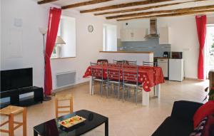 Beautiful home in Pleumeur Bodou with 3 Bedrooms and WiFi