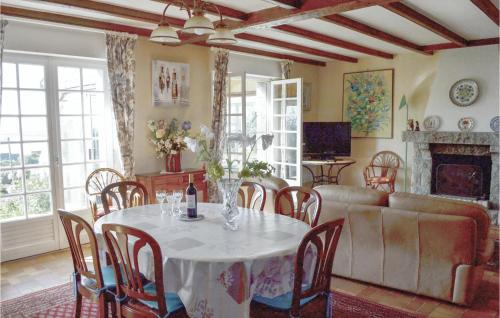 Beautiful home in Plomodiern with 3 Bedrooms and WiFi