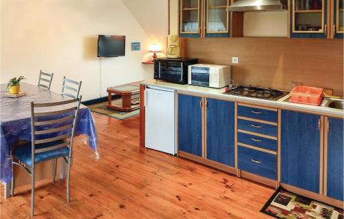 Beautiful home in Plussulien with 2 Bedrooms and WiFi