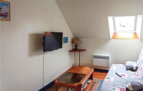 Beautiful home in Plussulien with 2 Bedrooms and WiFi