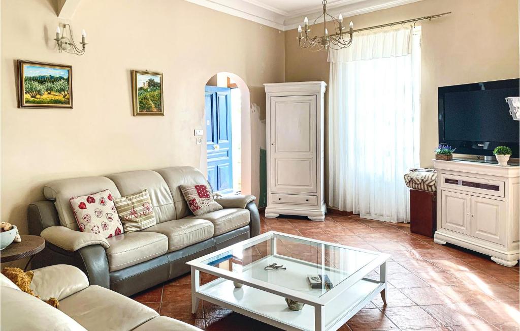Beautiful home in Rognonas with WiFi and 5 Bedrooms , 13870 Rognonas