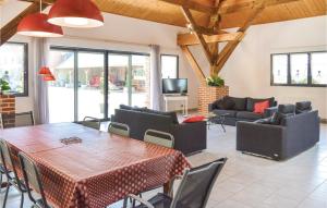 Beautiful home in Roisel with 4 Bedrooms and WiFi