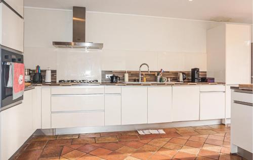 Beautiful home in Saint Chinian with 5 Bedrooms, Private swimming pool and Outdoor swimming pool