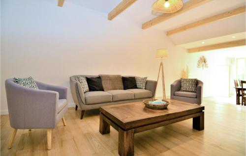Beautiful home in Saint-Germain with Outdoor swimming pool and 3 Bedrooms