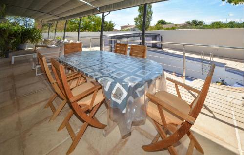 Beautiful home in Saint-Gilles with 5 Bedrooms, Swimming pool and Heated swimming pool