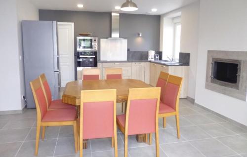 Beautiful home in Saint-Marcouf with 4 Bedrooms and WiFi